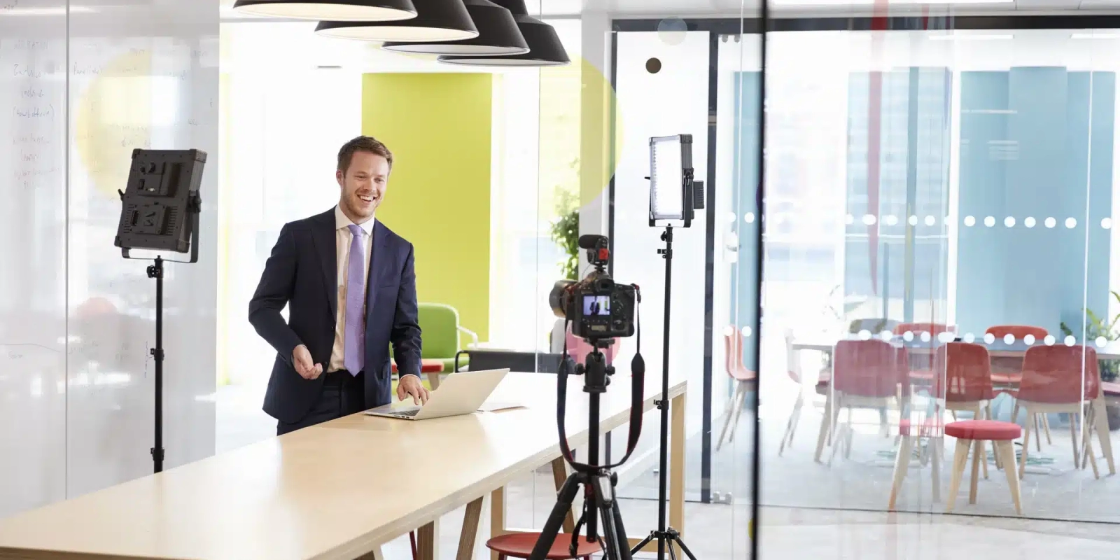 young-white-man-making-a-corporate-demonstration-video-gratuite